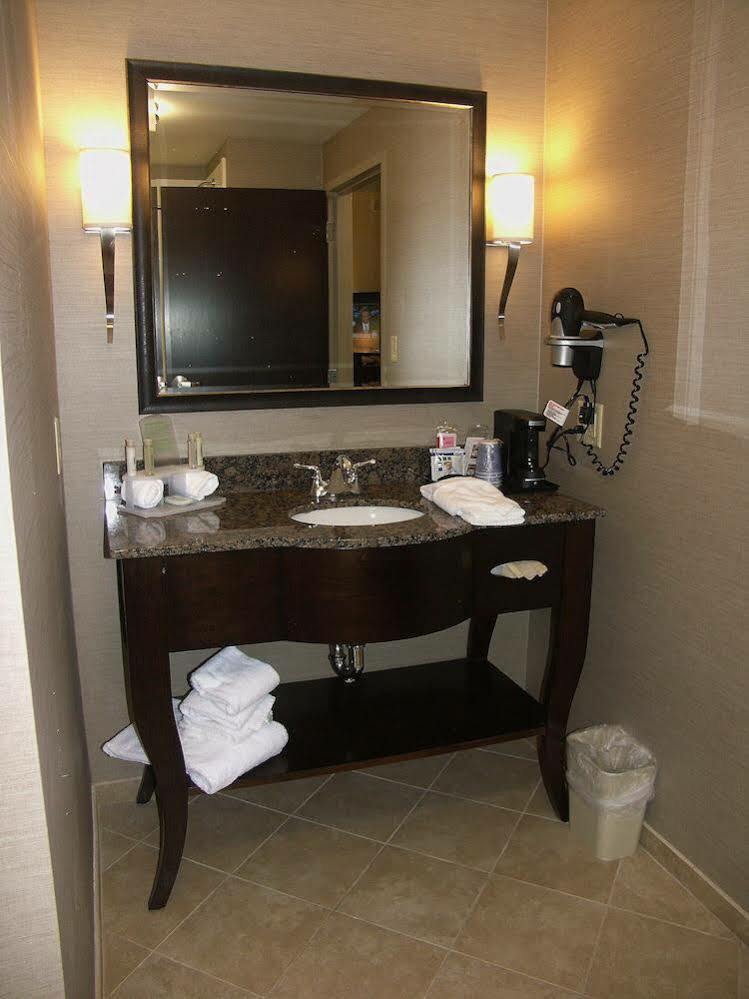Holiday Inn Express & Suites - Cleveland Northwest By Ihg Exterior foto